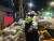 야간 근무 중인 환경미화원이 쓰레기를 옮기고 있다. 함민정 기자