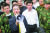 원자바오 중국 전 국무원 총리(왼쪽 둘째)가 2008년 5월 대형 지진이 발생한 원촨 현장을 찾아 구조 대원을 격려하고 있다. [중앙포토]
