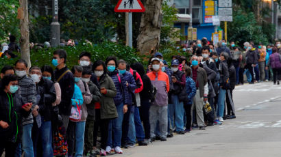 [서소문사진관]마스크 대란, 홍콩서 1만명 줄섰다