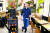 신종코로나 여파로 텅빈 파리의 베트남 식당 주인이 손님을 기다리고 있다. [로이터=연합뉴스]
