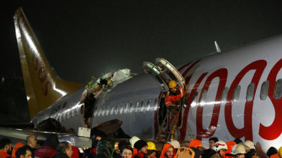 터키 여객기, 착륙 중 미끄러져 ‘세 동강’…승객 등 120여명 부상