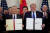 도널드 트럼프(오른쪽) 미 대통령과 류허 중국 부총리가 미중 무역 1단계 합의문을 들고 웃고 있다 . [로이터=연합뉴스]