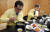 이시종 충북지사(왼쪽)가 지난 6일 우한 교민의 격리수용 중인 진천 혁신도시 인근 식당에서 도청 간부들과 점심식사를 하고 있다. [사진 충북도]