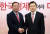 황교안 자유한국당 대표와 이찬열 무소속 의원이 6일 서울 여의도 국회에서 면담에 앞서 악수하고 있다. [뉴스1]