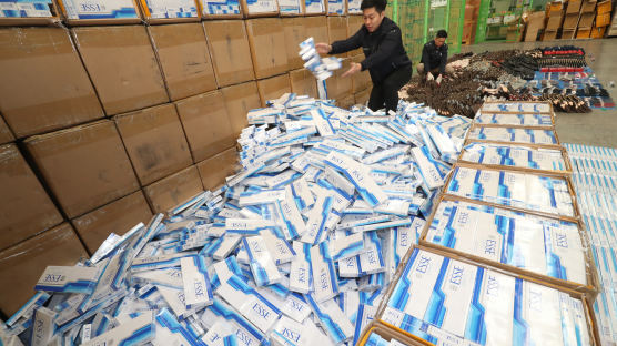 [서소문사진관] 국산 담배 9만여 갑, 중국산 숯으로 위장돼 밀반입하다 적발