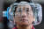 우한의 한 시민이 신종코로나바이러스의 창궐로 마스크가 부족해지자 생수병을 이용해 대체 마스크를 만들어 쓰고 있는 모습 [AFP=연합뉴스]