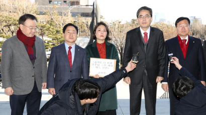 한국당 '靑개입' 공소장 보나···2006년 양승태 판결은 허용했다