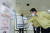 허태정 대전시장이 대전도시철도 1호선 반석역에서 신종 코로나 방역 상황을 점검하고 있다. [사진 대전시]