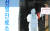 5일 전북 전주시 덕진보건소 앞에 음압텐트의 선별진료소가 설치된 가운데 방호복을 착용한 보건소 의료진이 진료소로 향하고 있다. [뉴스1]