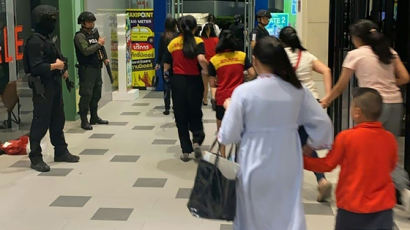 태국 쇼핑몰서 군인 총기난사로 최소 20명 사망···"페북 생중계"