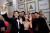 제92회 아카데미 시상식이 열리는 미국 로스앤젤레스 돌비극장에 도착한 영화 '기생충' 출연 배우들이 셀카를 찍고 있다. [로이터=연합뉴스]