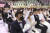 지난 7일 경기 가평 청심평화세계센터에서 전 세계 커플들이 대규모 결혼식에 참석하고 있다. 일부 커플은 마스크를 쓰고 있다. [AP=연합뉴스]