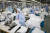 중국 동부 장쑤성 우시의 한 공장. 이전에 양복과 운동복을 생산하던 이 공장은 신종 코로나로 인해 보호복 수요가 늘어나자 보호복을 생산하고 있다. [AFP=연합뉴스]