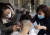 우한으로 떠나기 앞서 자신들의 삭발한 모습을 카메라 앞에 공개하는 시안의 간호사들. [사진 신화]