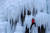 암벽 등반가들이 9일 원주 판대 아이스파크에서 빙벽 등반을 즐기고 있다. 김상선 기자