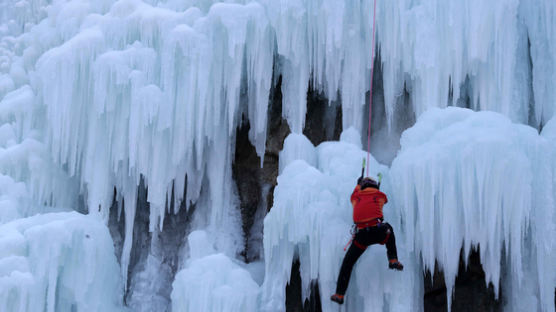 [서소문사진관] '추위가 즐겁다' 올해 마지막 빙벽 타기