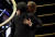 배우 브래드 피트(오른쪽)가 감독상에 호명된 봉준호 감독을 축하하고 있다. [AP=연합뉴스]