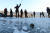 9일 원주 판대 아이스파크. 오르는 사람들 돕는 빌레이어어가 자일(밧줄)을 잡아주고 있다. 얼음 위에 낙빙이 흩어져 있다. 김상선 기자