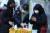 6일 오전 서울 관악구 남부초등학교에서 등교하는 어린이들이 손 세정제로 손을 씻고 있다. [연합뉴스]