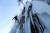 대한산악구조협회 인천산악구조대 천준민 대장(52)이 9일 원주 판대 아이스파크에서 빙벽을 오른 뒤 하강하고 있다. 김상선 기자