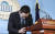 정봉주 전 의원이 11일 국회 정론관 기자회견에서 고개 숙여 인사하고 있다. 김경록 기자