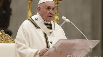 교황, 사제독신제 유지키로…“기혼남성 사제, 아직 이르다”