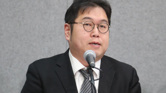 김용민, TV 이어 라디오 하차···줄줄이 마이크 놓는 '나꼼수'