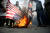 지난달 3일 이란 테헤란 시민들이 거셈 솔레이마니 이란혁명수비대 사령관 사망에 항의하며 미국과 영국 국기를 불태우고 있다. [사진=로이터]