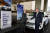 10일(현지 시간) 미국 에너지부 청사 앞에서 정의선 현대차그룹 수석부회장(오른쪽)과 마크 메네제스 차관이 악수하고 있다. 현대차는 미 에너지부와 협력 MOU를 맺었다. [사진 현대차그룹]