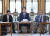 아베 신조 일본 총리(가운데)가 지난달 31일 도쿄에서 열린 코로나19 대책본부 회의에서 발언하고 있다. [연합뉴스]  