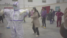 코로나 바이러스를 이겨내자, 중국 우한서 의료진과 환자들 함께 댄스 한마당