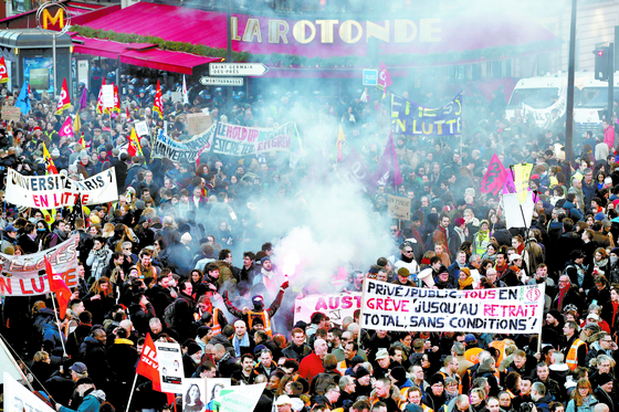 프랑스 정부의 연금 개혁에 반대하는 각종 노조 단체 조합원들이 지난달 16일 파리 시내에서 의 시위를 벌이고 있다. 지난해 12월 5일 총파업으로 시작된 이번 사태는 1968년 이후 최장기 시위로 기록되고 있다. [로이터=연합뉴스]