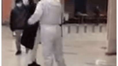 [영상]체온측정 거부 여성에 무차별 주먹 날린 中공무원 논란