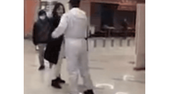 [영상]체온측정 거부 여성에 무차별 주먹 날린 中공무원 논란