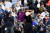 많은 갤러리들 앞에서 샷을 선보이는 타이거 우즈. [AFP=연합뉴스]