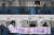 크루즈에 탑승 중인 도널드 트럼프 미국 대통령 지지자들이 응원 현수막을 펼쳐 보이고 있다. [AFP=연합뉴스] 