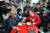 황교안 한국당 대표가 지난 13일 서울 종로구 주거환경 점검을 위해 창신동 일대를 둘러보며 주민들의 의견을 듣고 있다. [뉴스1]