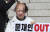  자유한국당 박인숙 의원이 2019년 9월11일 국회 본청 앞 계단에서 조국 법무부 장관 해임을 요구하며 삭발하고 있다. [연합뉴스]