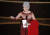 붉은색 드레스를 입고 아카데미 작품상 시상에 나선 배우 제인 폰다. [사진 EPA=연합뉴스]