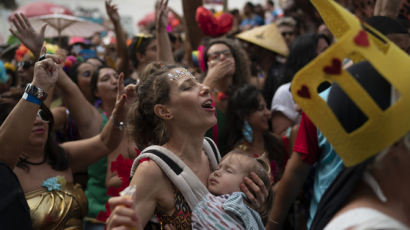 [서소문사진관]신종코로나도 두렵지 않아요. 카니발 축제로 들썩이는 지구촌