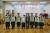 전북맹아학교 고등학교 3학년 학생 7명이 지난 11일 졸업식을 마친 뒤 이 학교 정문수 교장 직무대리와 함께 '3D 촉각 졸업 앨범'을 들고 기념 촬영을 하고 있다. [사진 전북맹아학교]