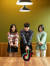 소중 학생기자단이 이승재(가운데) 운영매니저와 '심쿵100' 챌린지 영상을 촬영하는 모습이다.