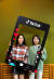 김나연(왼쪽) 학생기자와 유다현 학생모델이 틱톡 앱을 토대로 만든 설치물을 들고 카메라를 향해 웃어 보였다.