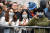 지난달 영국 런던에서 마스크를 쓴 관광객들이 거리에서 펼쳐지는 중국 설맞이 행사를 관람하고 있다. [AFP=연합뉴스]