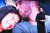 가수 겸 영화배우 제니퍼 허드슨이 코비 브라이언트와 딸 지아나의 생전 모습이 담긴 영상 앞에서 추모 공연을 했다. [AP=연합뉴스]