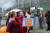 지난해 12월 20일 '우르헨다 소송' 판결을 기다리며 네덜란드 환경운동가들이 대법원 앞에 서 있다. [AP=연합뉴스]