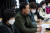 가습기살균제 피해자들이 18일 오전 서울 중구 포스트타워에서 열린 사회적참사 특별조사위원회의 '가습기살균제 전체 피해가정 대상 첫 조사결과 발표'에 참석해 자리에 앉아 있다.[뉴스1]