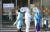 신종 코로나바이러스 감염증(코로나19) 국가지정입원치료병상이 마련된 서울 중랑구 서울의료원 선별진료소 앞에서 의료진이 분주히 움직이고 있다. [뉴스1]