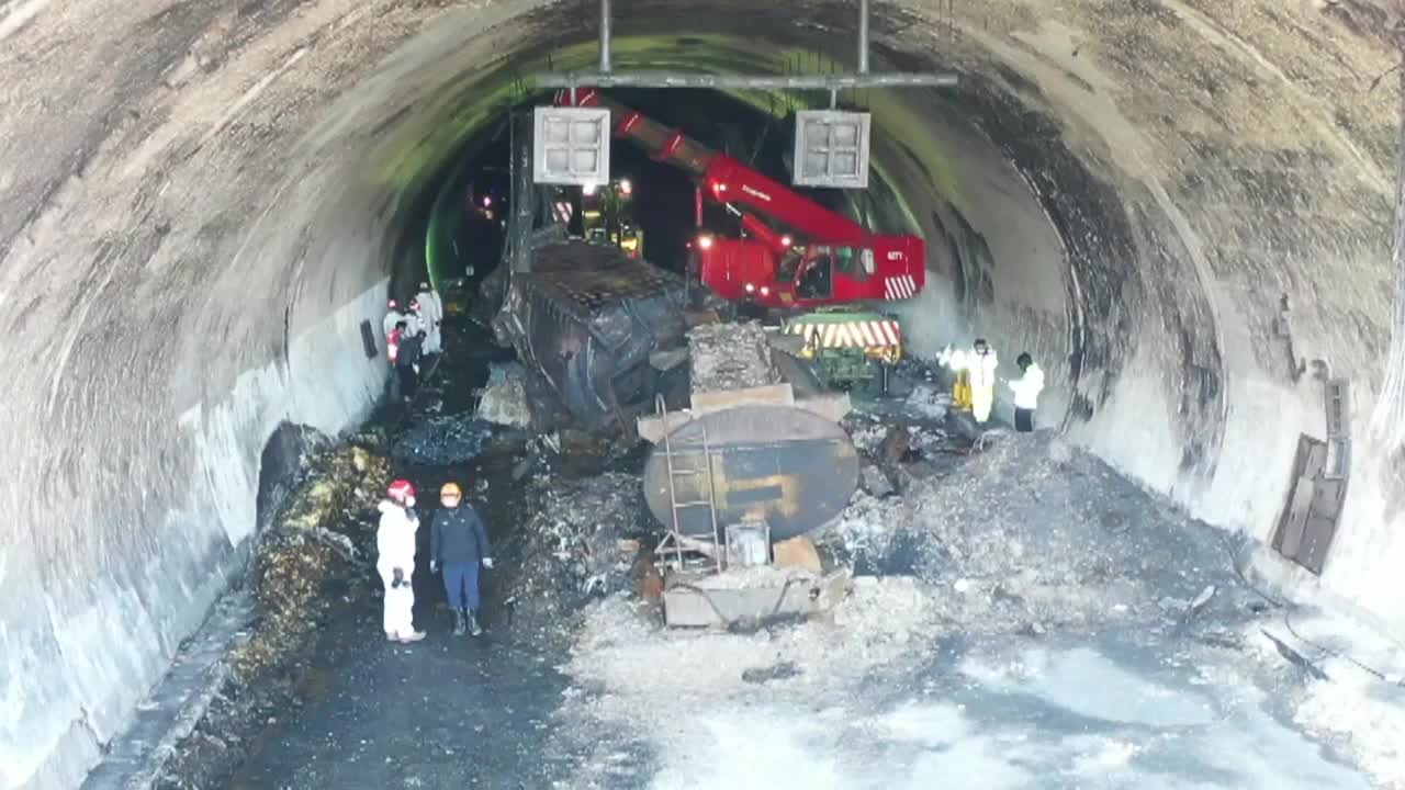 순천-완주 고속도로 터널 사고 사망자 신원확인 늦어지는 이유는?