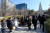 서강대학교 졸업생들과 학부모들이 18일 이 학교 상징인 알바트로스탑 앞에서 사진을 찍기 위해 길게 줄을 서 있다. 김성룡 기자